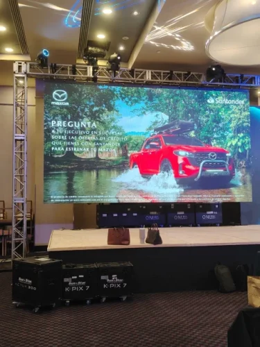 Pantalla LED gigante de alta resolución mostrando anuncio publicitario con colores vivos durante un evento de lanzamiento corporativo.