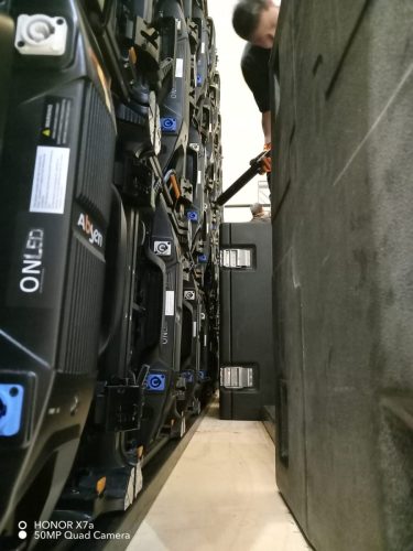 Vista trasera de pantalla LED gigante mostrando módulos conectados, cableado organizado y estructura de soporte técnico.